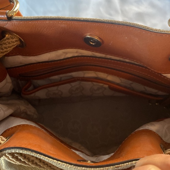 🦊 Micheal Kors large golden handbag. EUC. - Picture 9 of 13